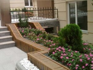 Banco elevado con Jardineras