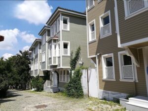 Casa de madera moderna de dos plantas