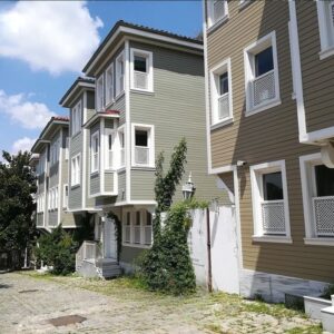 Casa de madera moderna de dos plantas