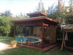 Casa de Madera moderna con cerramiento de cristal