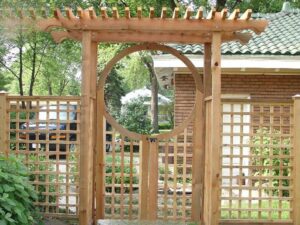 Puerta Ornamental con Pérgola de Acceso